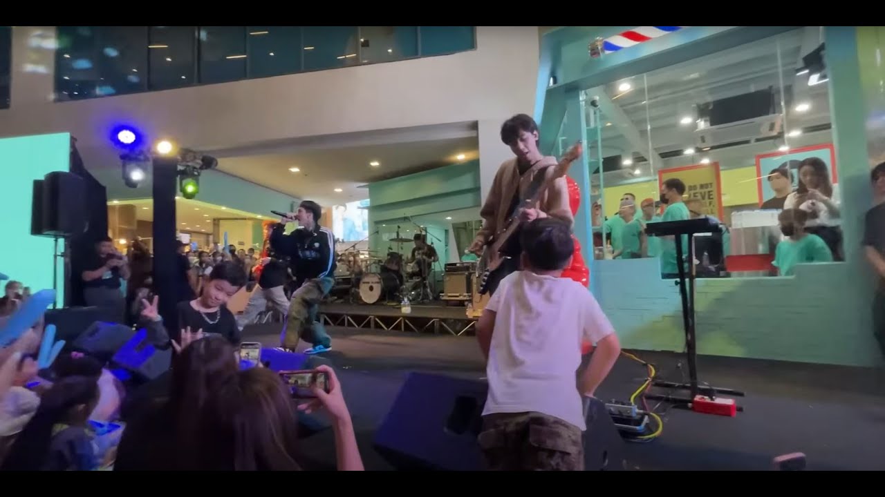 Paper planes live at siam square one. กำหมัด , bad boy เปเปอร์ เพลนส์แสดงสดสยามสแควร์วัน ทรงอย่างแบด