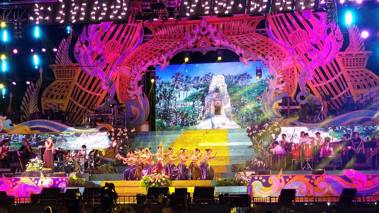 แม่เนื้อทอง - สองใจ โรงเรียนสังขะ จังหวัดสุรินท์ บนเวทีระเบียบวาทะศิลป์ แสดงที่ ปากช่อง จ.นครราชสีมา