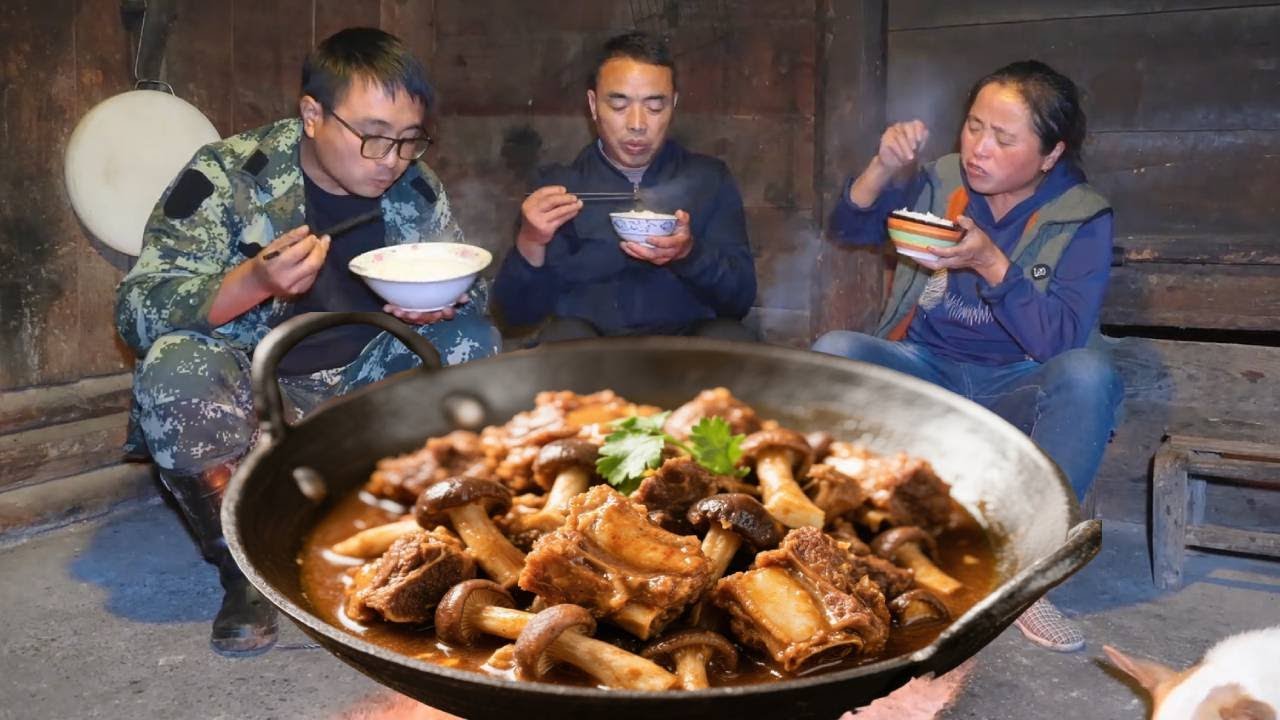 湖南大山气温骤降，冬宝用枞菌干和腊大骨炖火锅，妈妈直呼太香了！#农村生活#美食