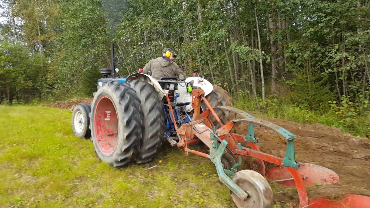 Ford 3000 turbo plowing