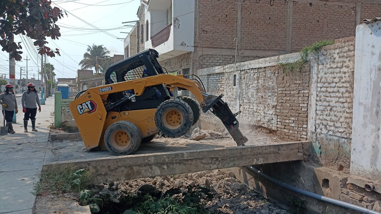 Minicargador Caterpillar Serie 246 D3 con Martillo Hidráulico 🔥🔥