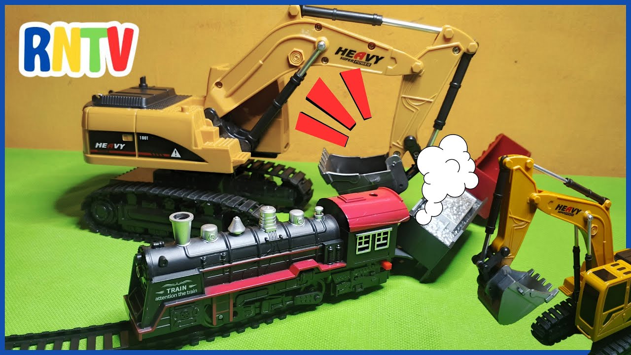 Kereta Api Mainan Terguling Diselamatkan Excavator RC
