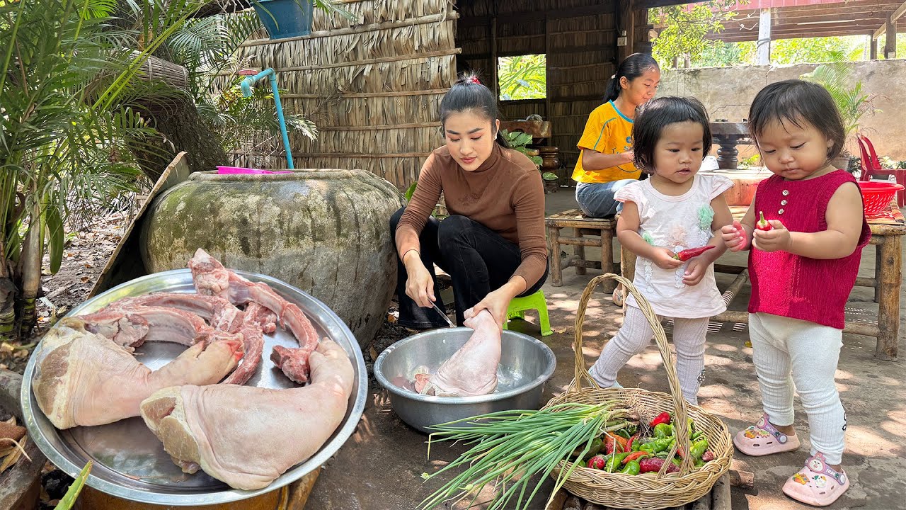 Time to learn cooking - Cute babies want to help mom cooking - Chef Seyhak