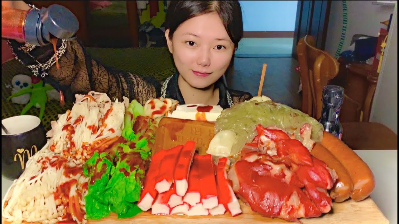[Eating Show] SAMYANG FIRE SAUCE over STRING MUSHROOM, GLASS NOODLE, GARLIC SAUSAGE, TOFU【吃播】