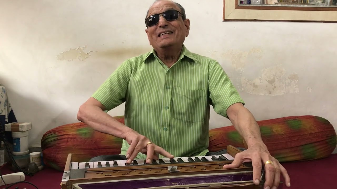 Urdu gazal shayar shafaq lakhnavi lyrics (mujhko diwana samjhte hain tere shehar ke log)🌸🌸