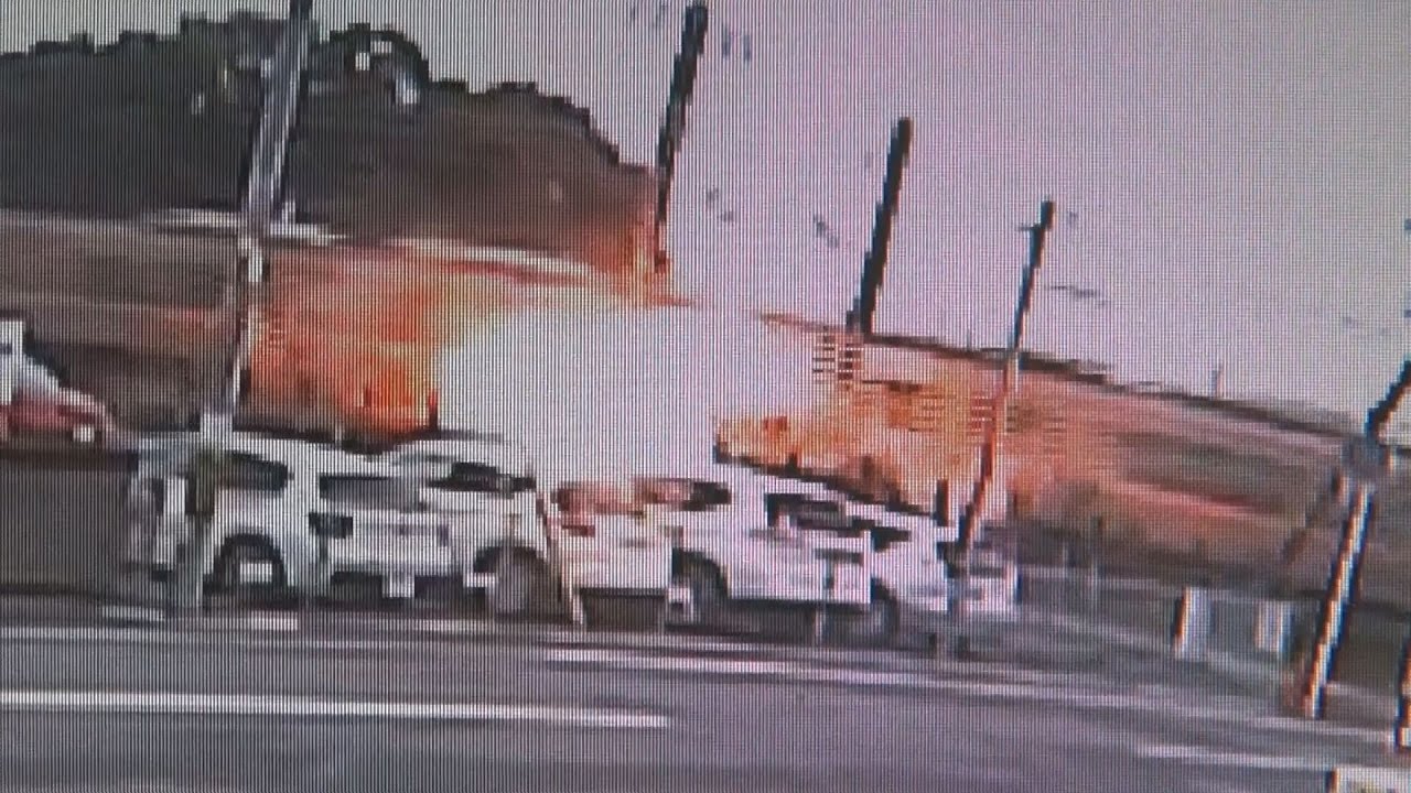 電車が乗用車と衝突、脱線 車炎上１人死亡、東海道線