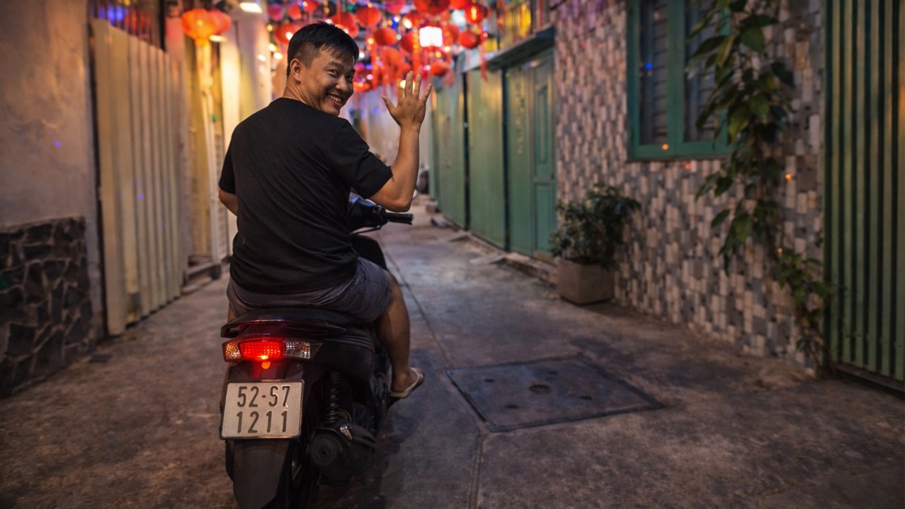 A Stranger Waved Me Over in a Saigon Alley 🇻🇳