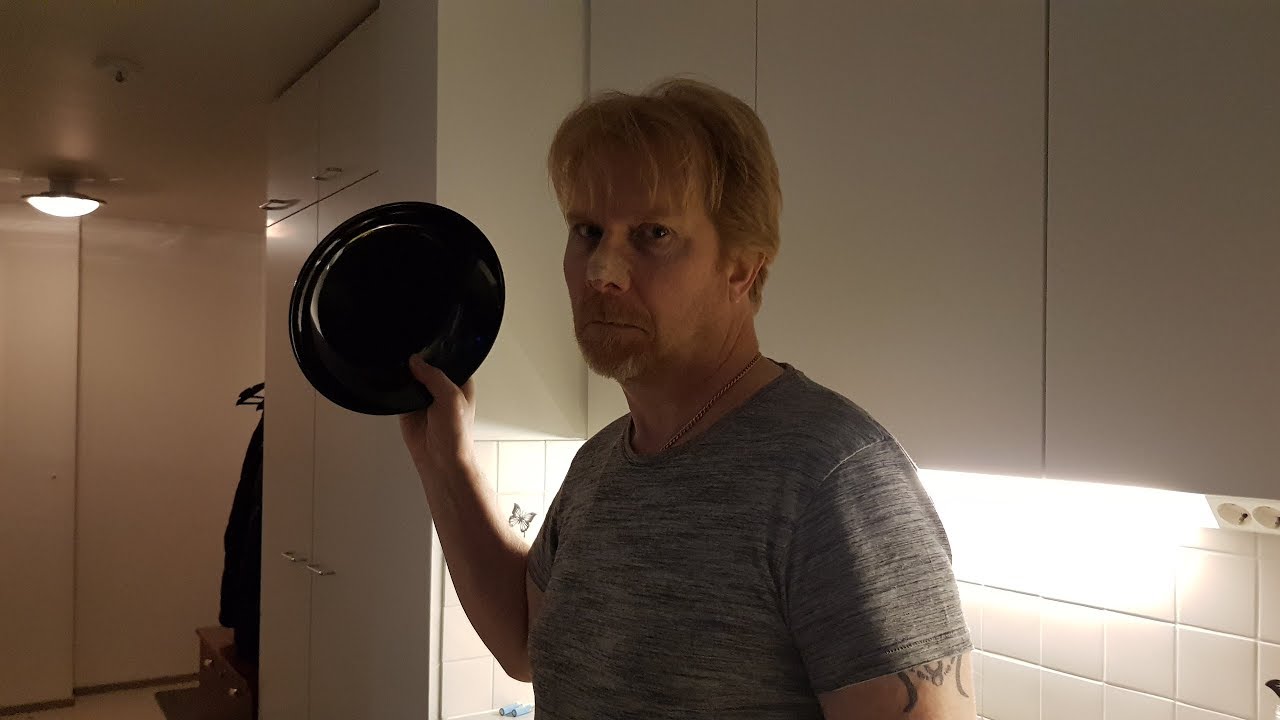 Isk&auml; rageaa ja rikkoo lautasia!!!