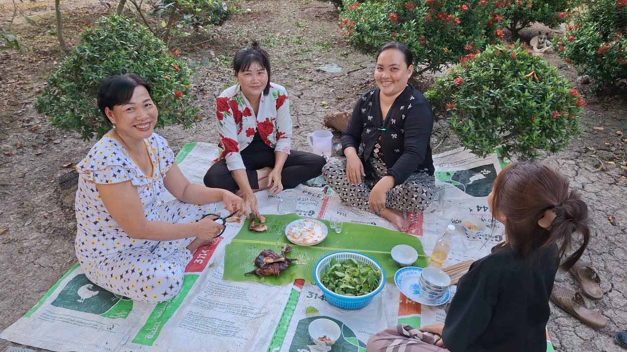 Vợ tôi nướng mồi, bếp củi chiều quê.