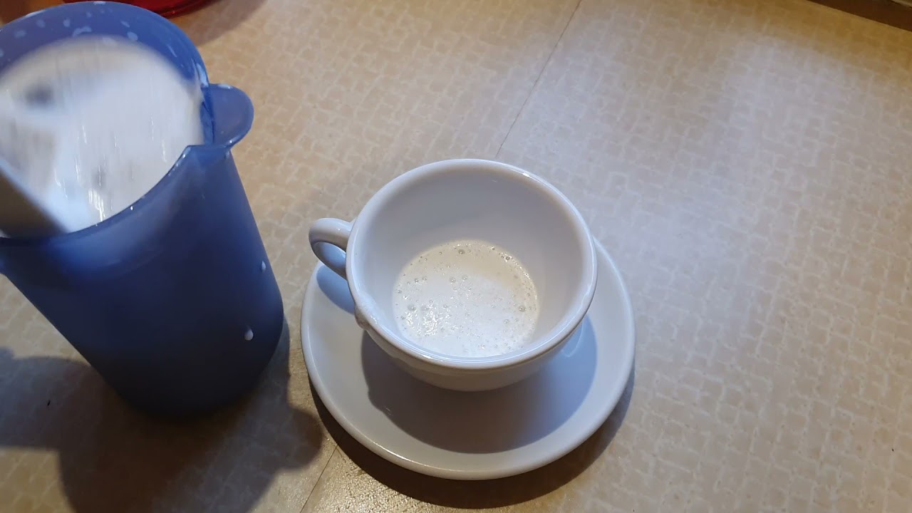 Milchschaum im Tupperware Crema Momenti