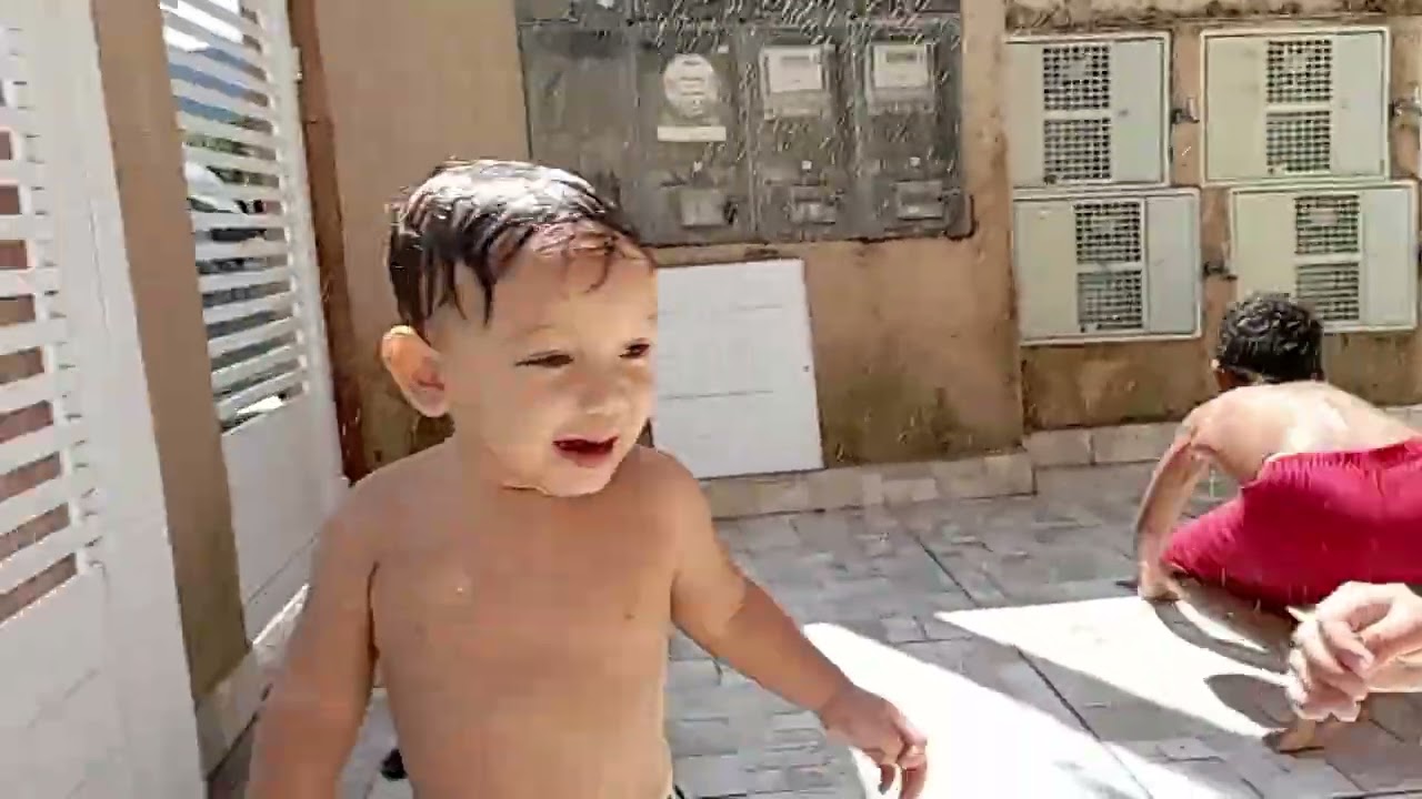 Rafael tomando banho de mangueira 1 ano e 5 meses Rafael e Liz de férias da creche B1