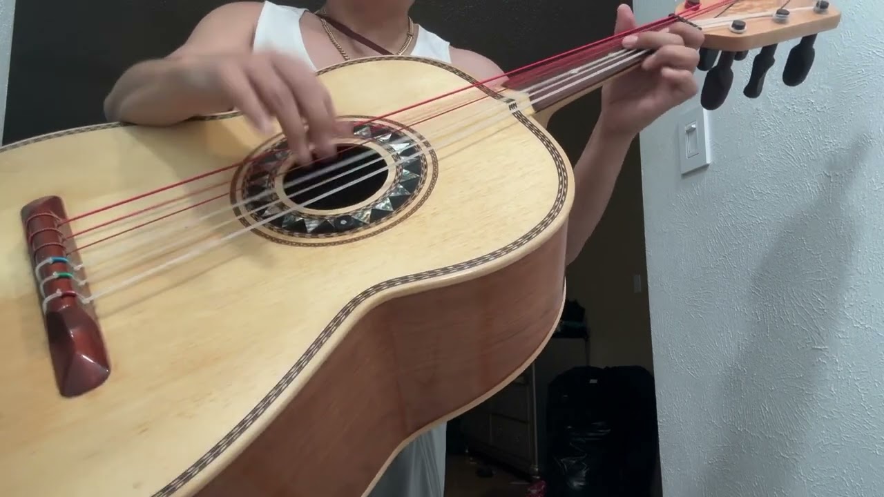 La  gruta con Guitarrón mariachi Vargas
