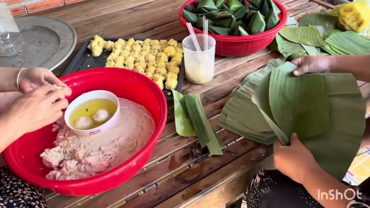 Đám giỗ bên cồn chị em gói bánh ít nhân đậu 