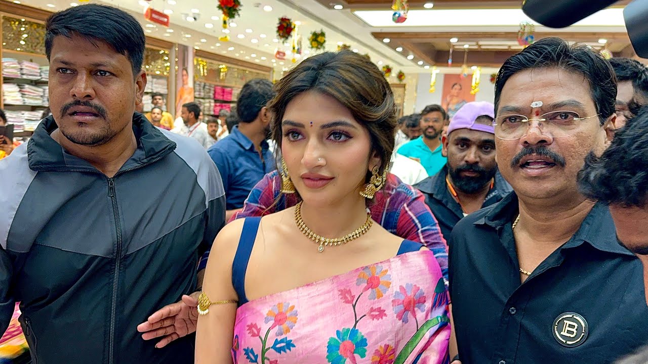 Actress Sreeleela Entry | Sreeleela At Maangalya Shopping Mall in Manikonda , Hyderabad