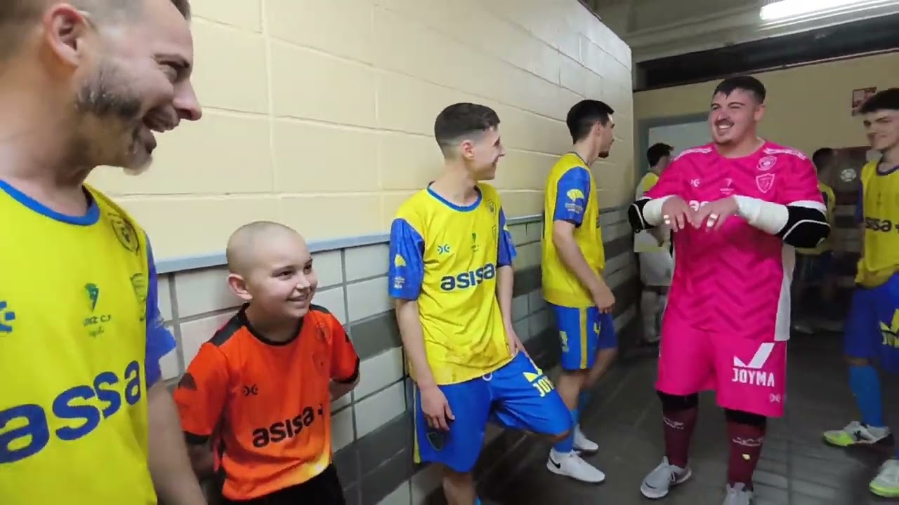 El pequeño Marco vivió de cerca un partido con sus ídolos del Cádiz CF Virgili
