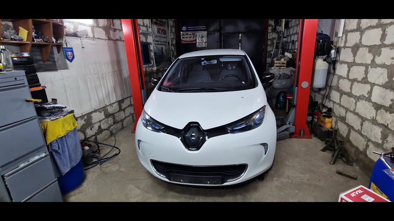Renault Zoe  2015 год Замена передних амортизаторов, верхних опор, пыльников-отбойников.