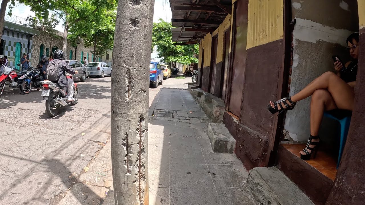 Inside the Notorious La Avenida de San Salvador Hood & Red Light District 🇸🇻