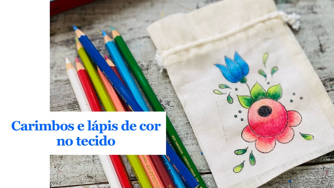Carimbos e lápis de cor no tecido