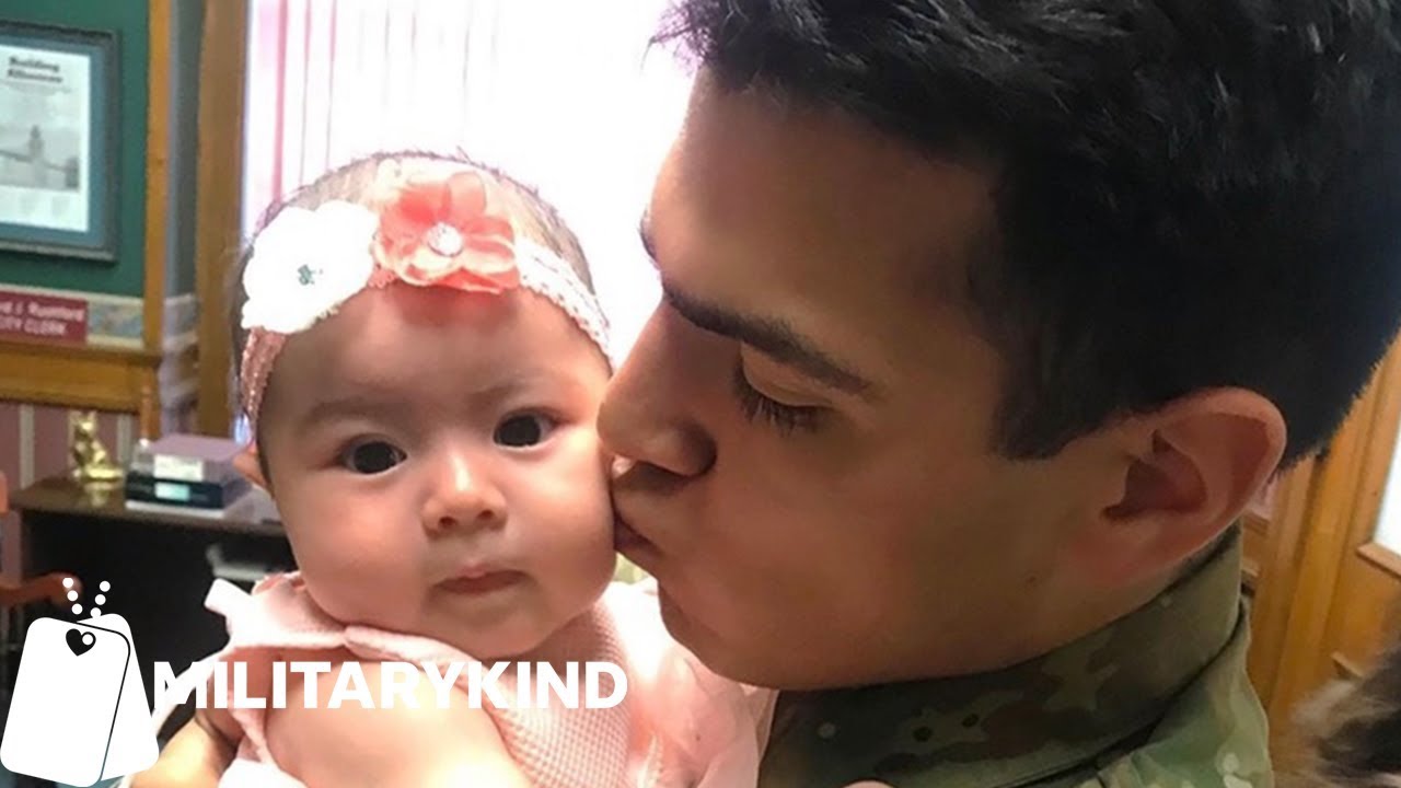 Army dad runs off plane to meet newborn daughter | Militarykind