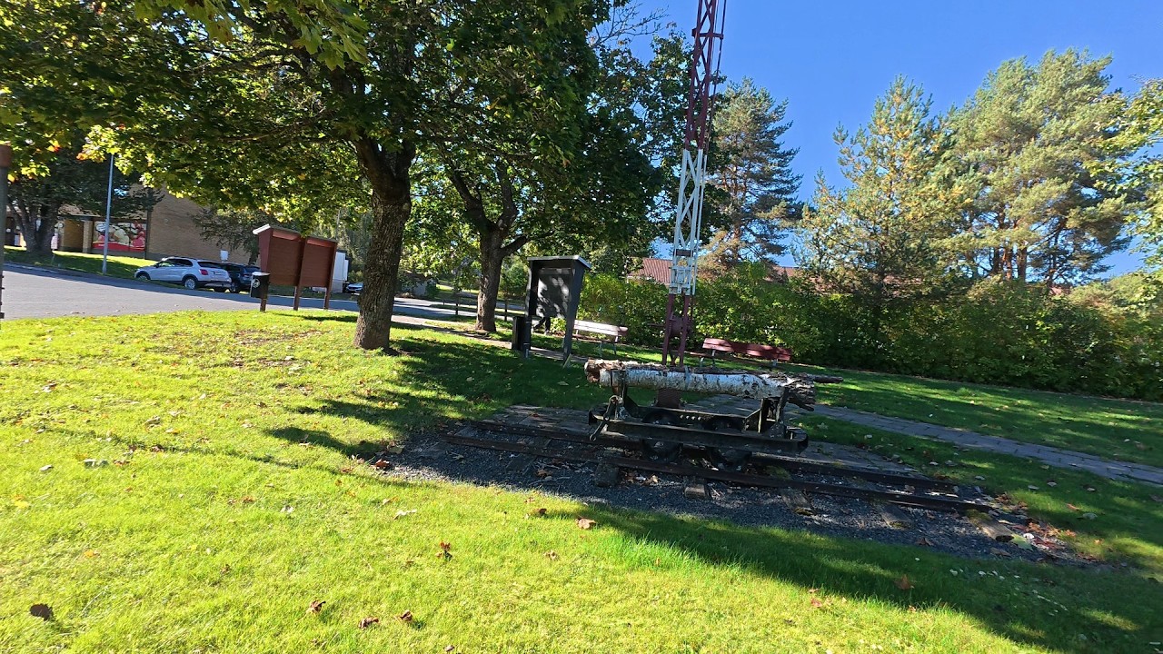 Med cykel på banvallen Anneberg–Ormaryds Järnväg (AOJ)