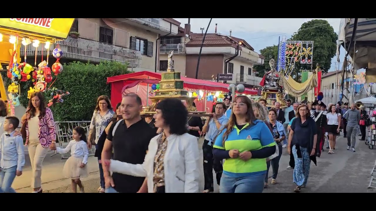 Processione di San Giovanni  Montemarano Av e fuochi diurni  durante la processione 2024