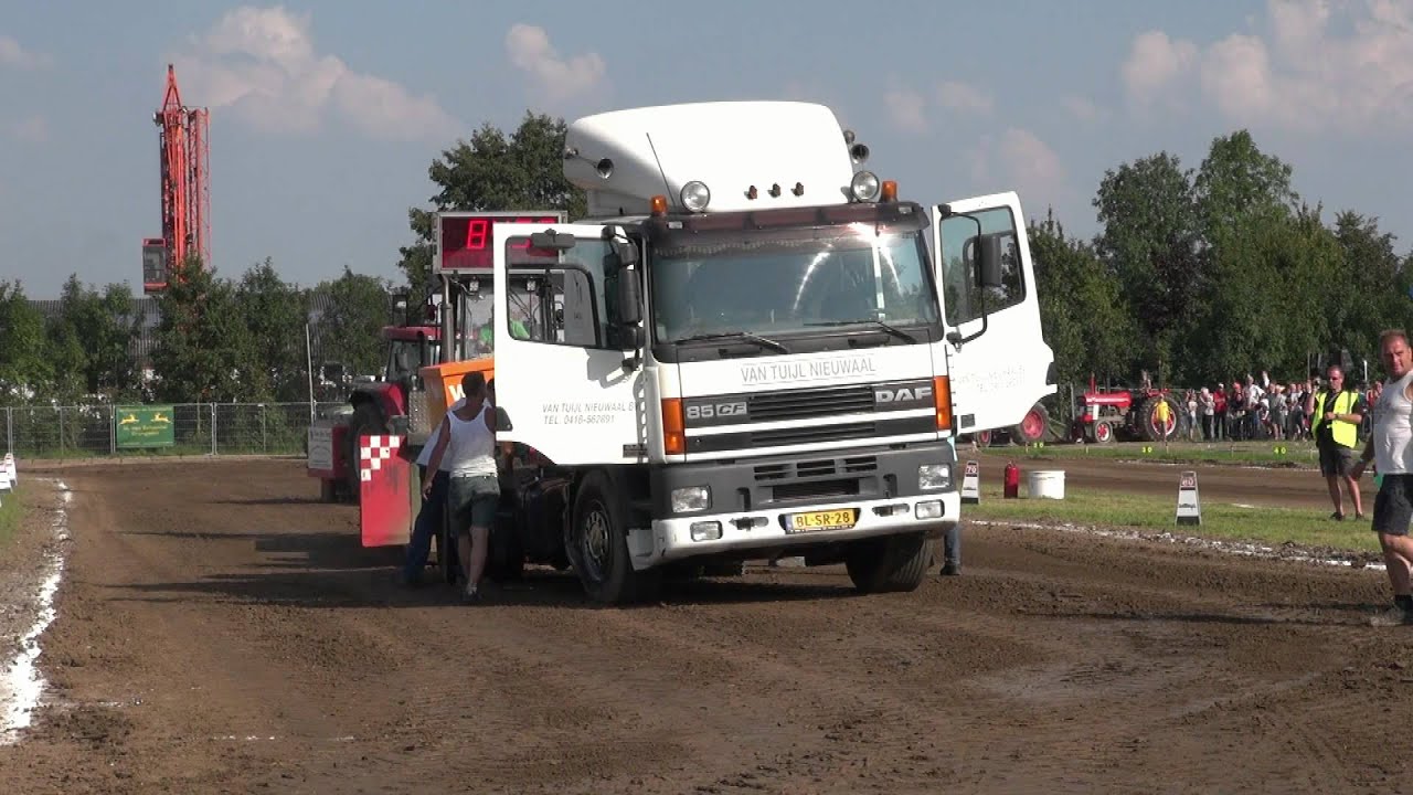 Van Tuijl Nieuwaal Almkerk 2011 Truckpulling Demo achteras eronderuit