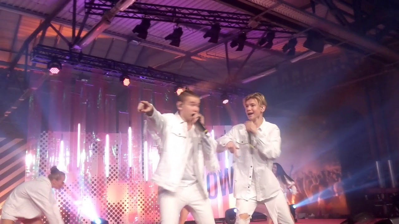 ONE FLIGHT AWAY - MARCUS & MARTINUS GLOWCON 05.11.2017