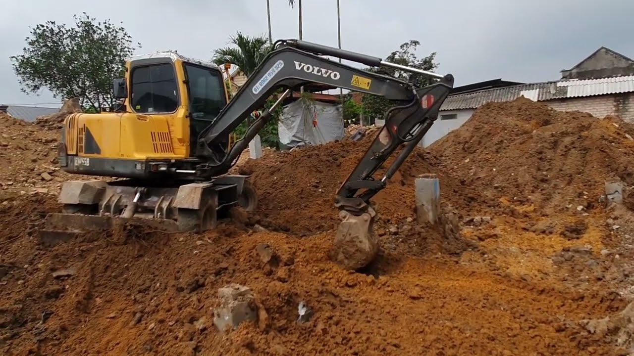 Máy xúc VOLVO múc móng nhà | Máy xúc làm việc | máy xúc