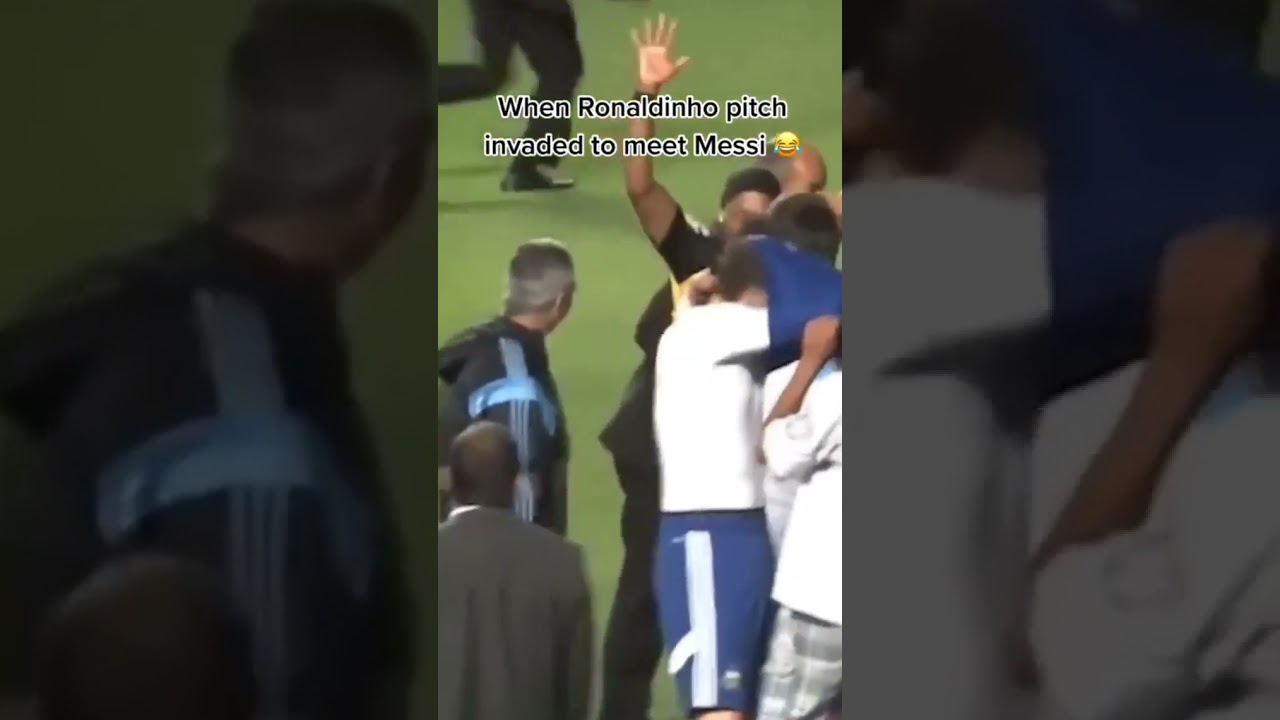 When Ronaldinho invaded pitch to meet Messi😂