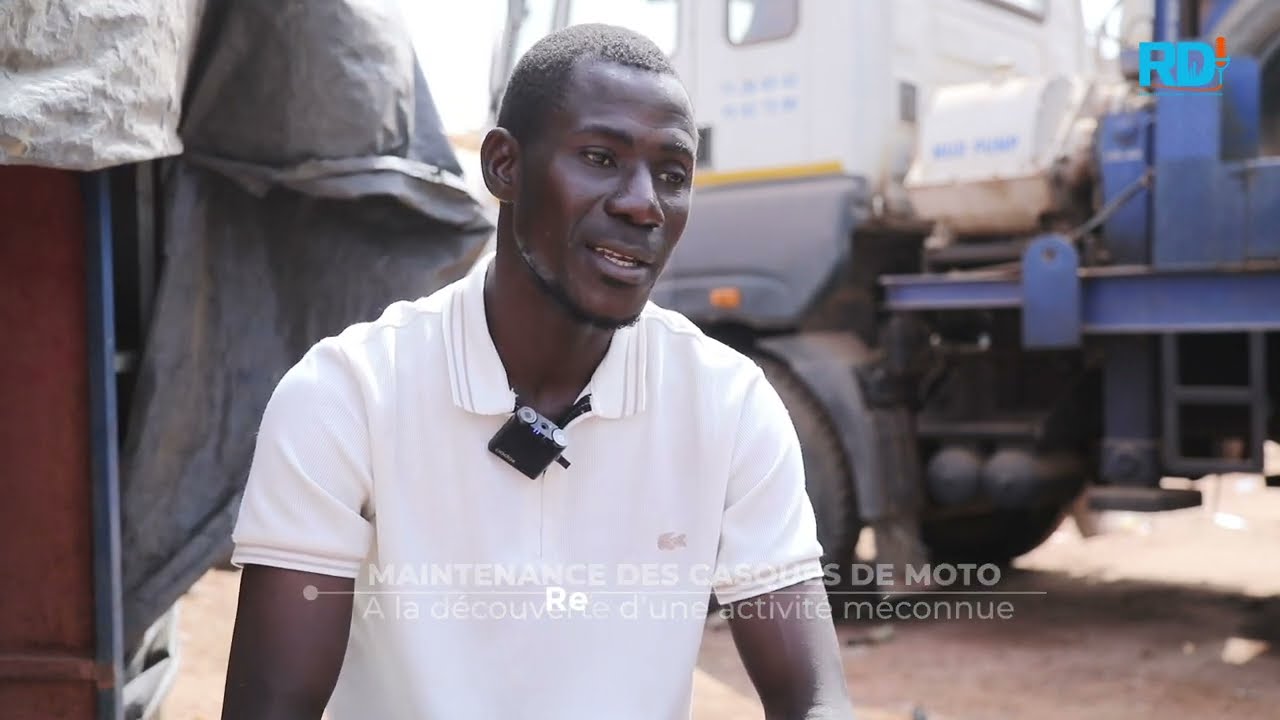 Il lave et répare les casques de motos à Ouagadougou.
