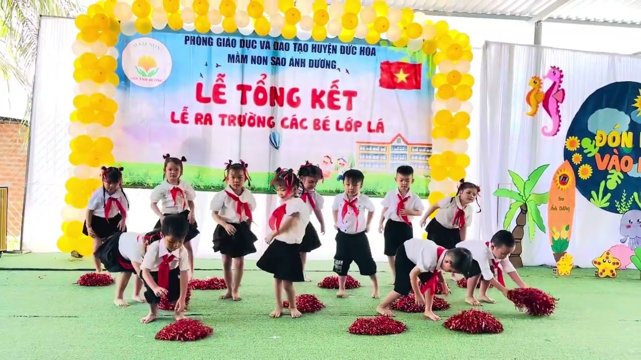 Tiết mục múa Khăn quàng thắp sáng bình minh Lớp Chồi Tổng kết năm học 2024 -2025
