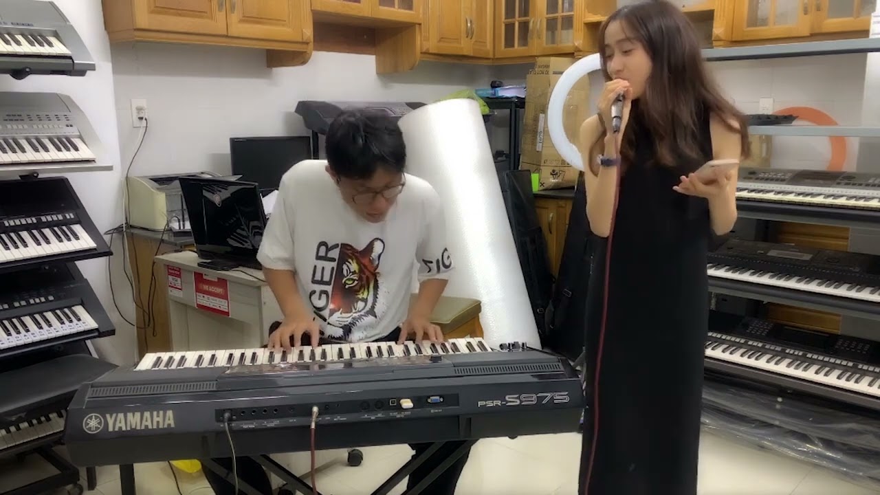 Em gái ghé mua đàn, test thử sample v17 ,  Cất tiếng hát làm người nghe nỗi da gà luôn