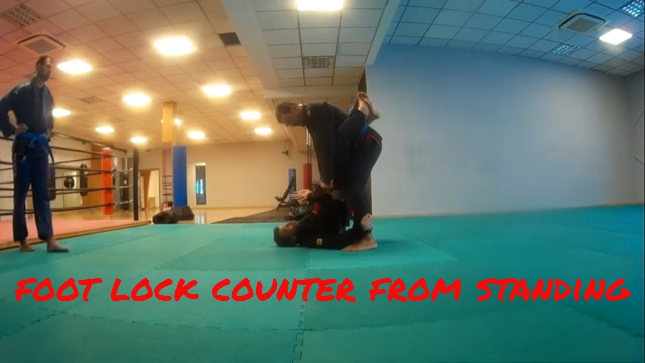 Footlock from close guard -   When the opponent try to pass  from standing position