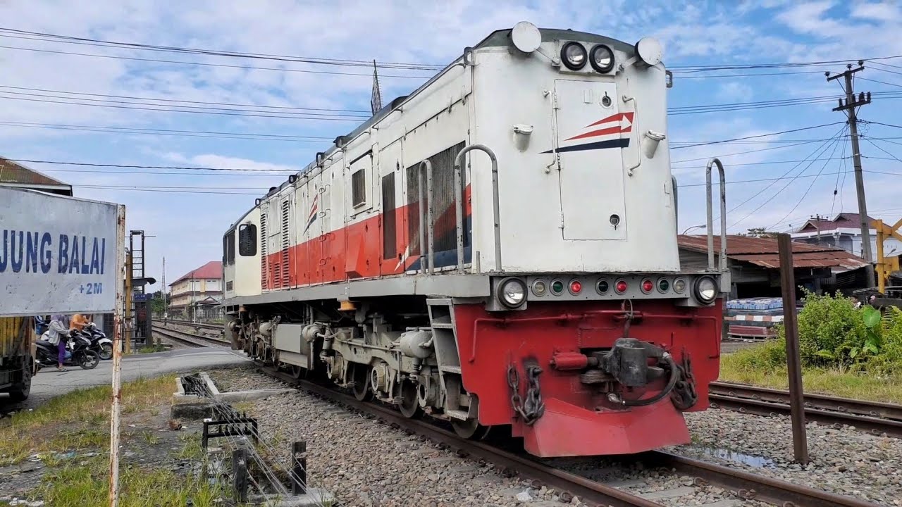 Langsiran Lokomotif BB 203 78 04 MDN Di Stasiun Tanjung Balai Pada Masa Pandemi