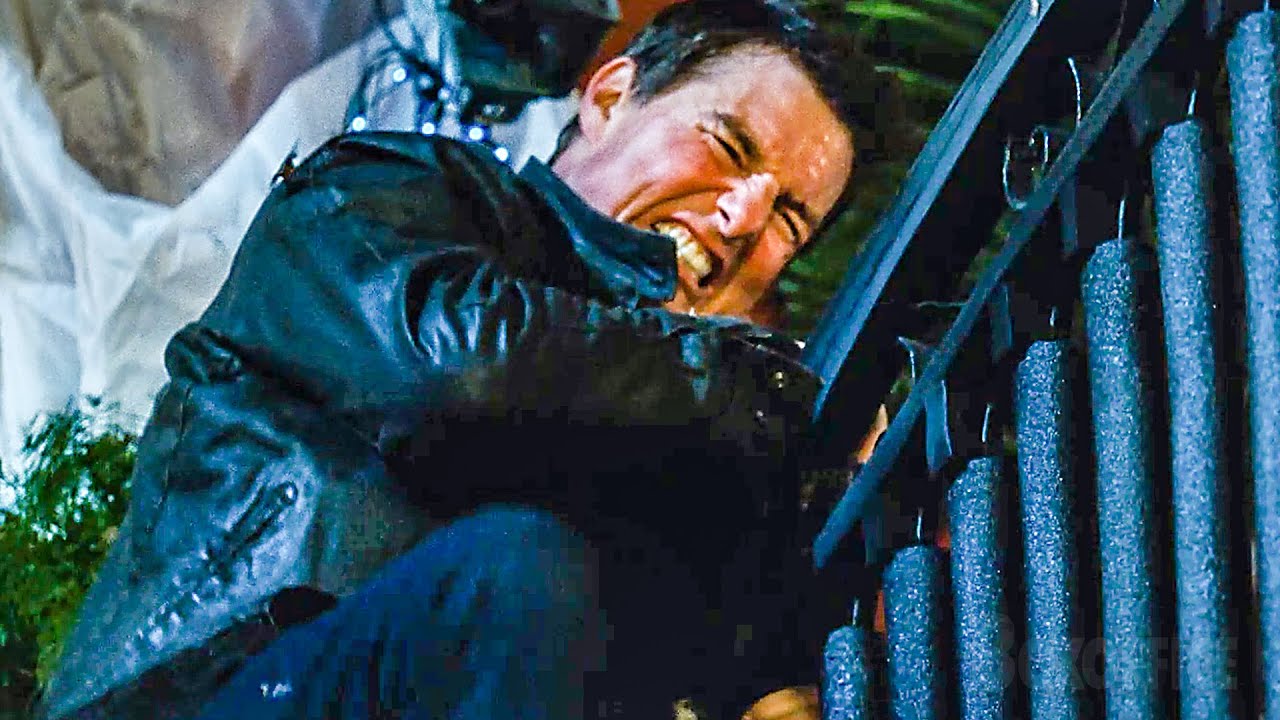 Tom Cruise parkours his way out of a Carnival | Jack Reacher: Never Go Back | CLIP