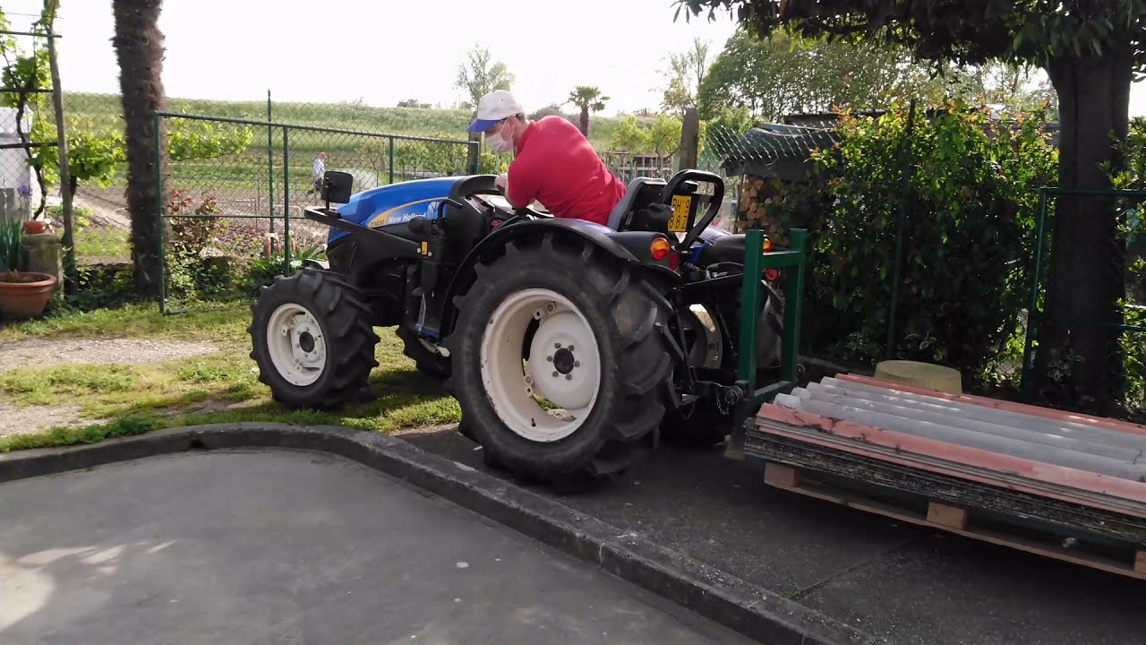 New Holland T3030 con muletto a forche e bancale a sbalzo