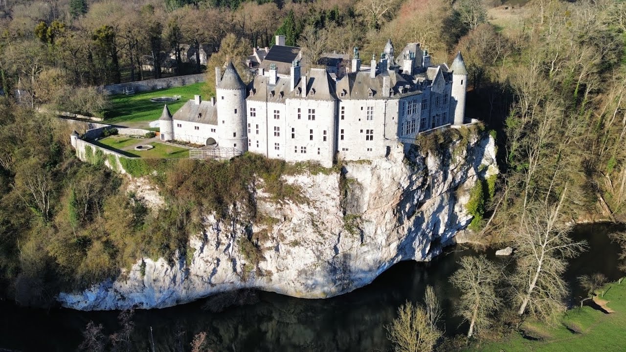Survol en drone du château de Walzin surplombant la Lesse - Walzin, Dinant