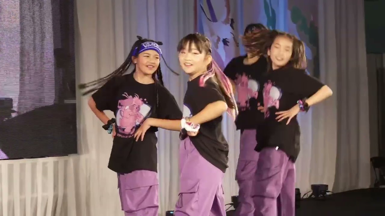 11 ダブルダッチ— 2本のロープを使ったスーパー縄跳び！」 2本のローブを使い、ダンス、アクロバットと、子どもたちが想像を超えるチームワークを披露！