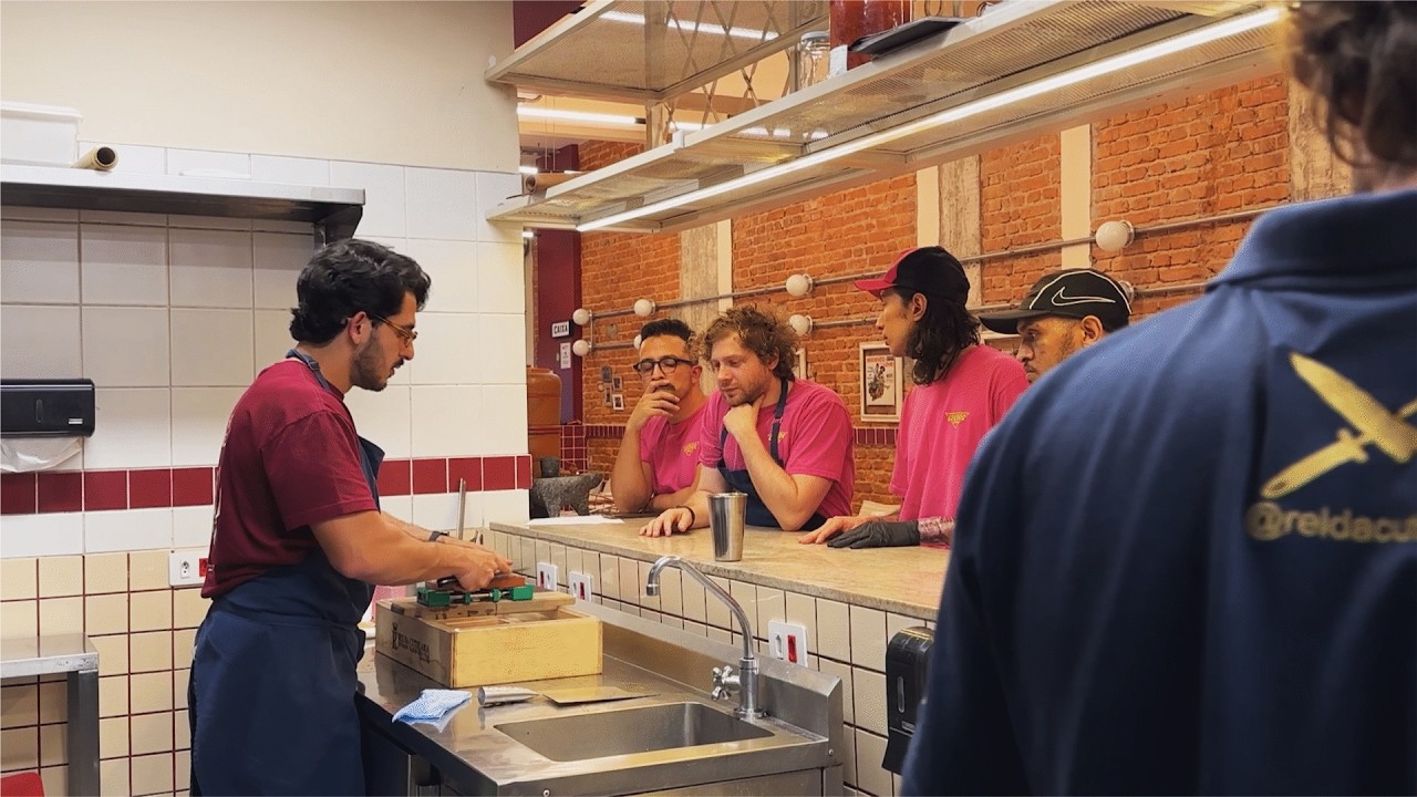 Como os chefs mantêm as facas afiadas dentro da cozinha