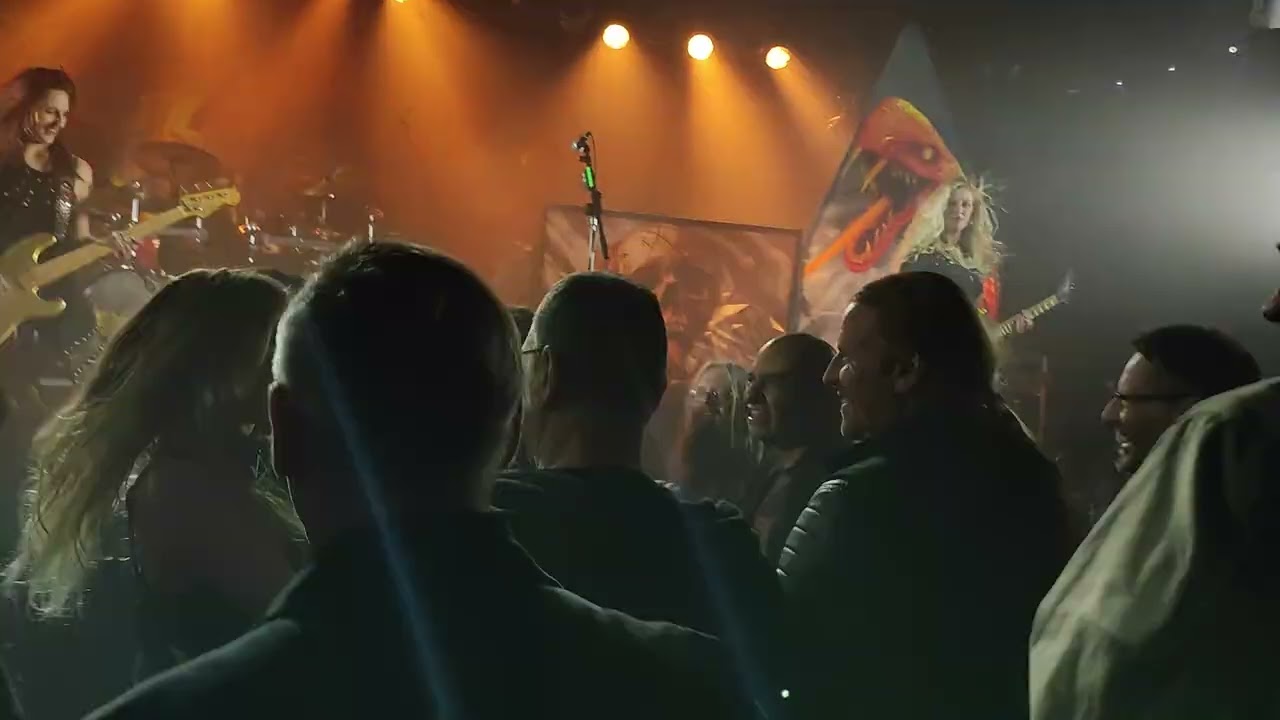 Laura Guldenmond (Burning Witches) singing and partying with the Crowd. Hannover, 5.2.2026.