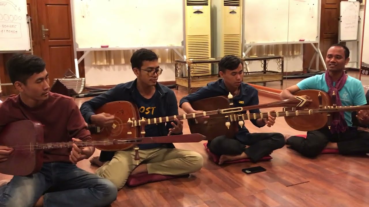 Khruu Pich Sarath teaches chapei dang veng