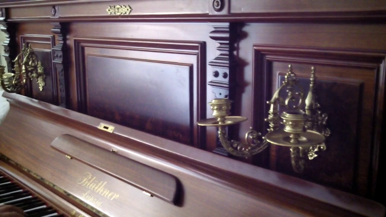 Magnifico  piano  vertical  Aleman  Bluthner
