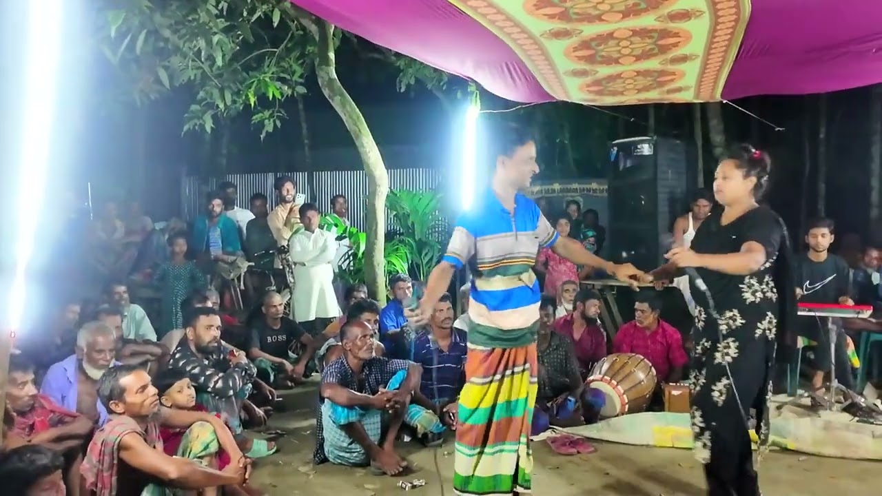 গ্রামের সাধারণ মানুষের সাথে যখন মৌসুমী থাকে তখন বিনোদন হয় জাকানাকা ।