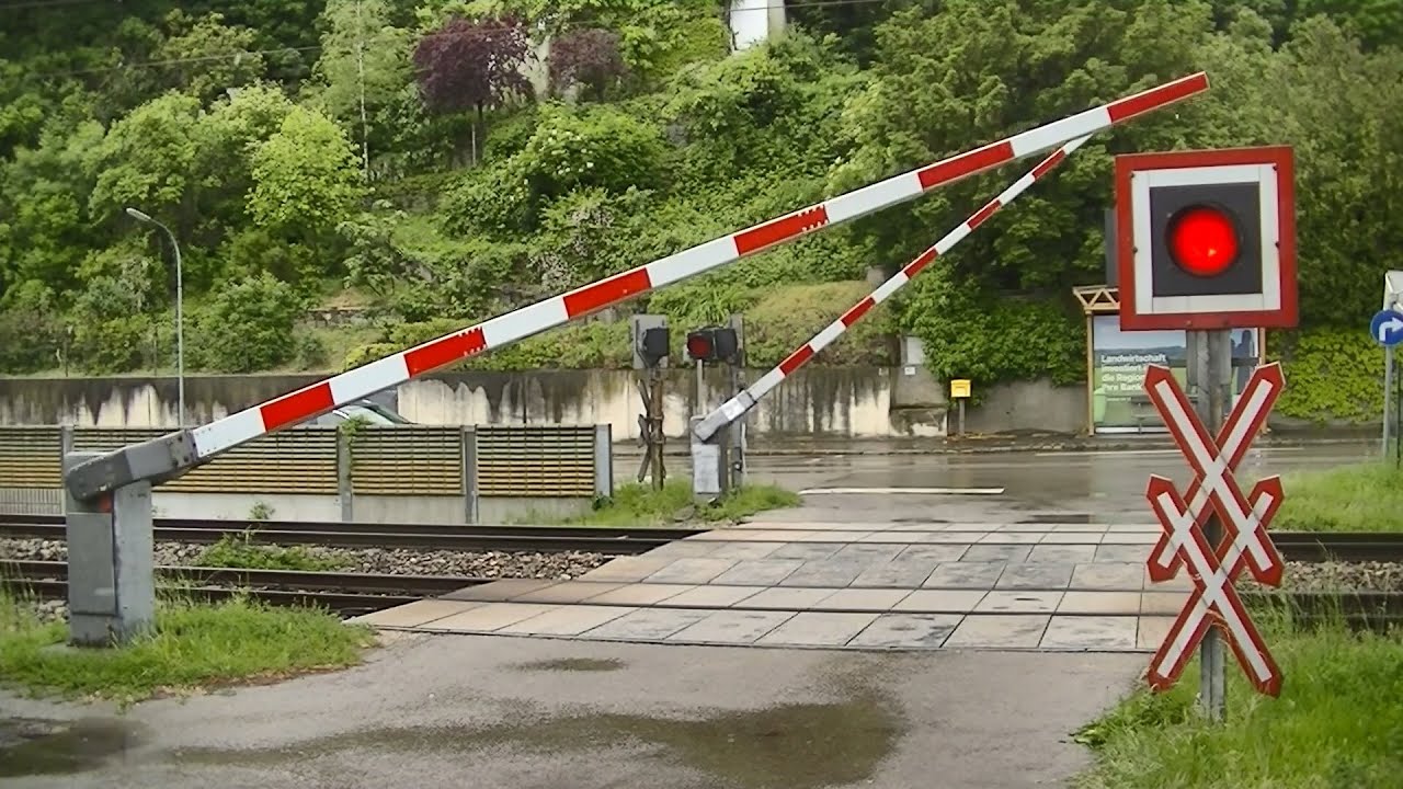 Spoorwegovergang Höflein an der Donau (A) // Railroad crossing // Bahnübergang