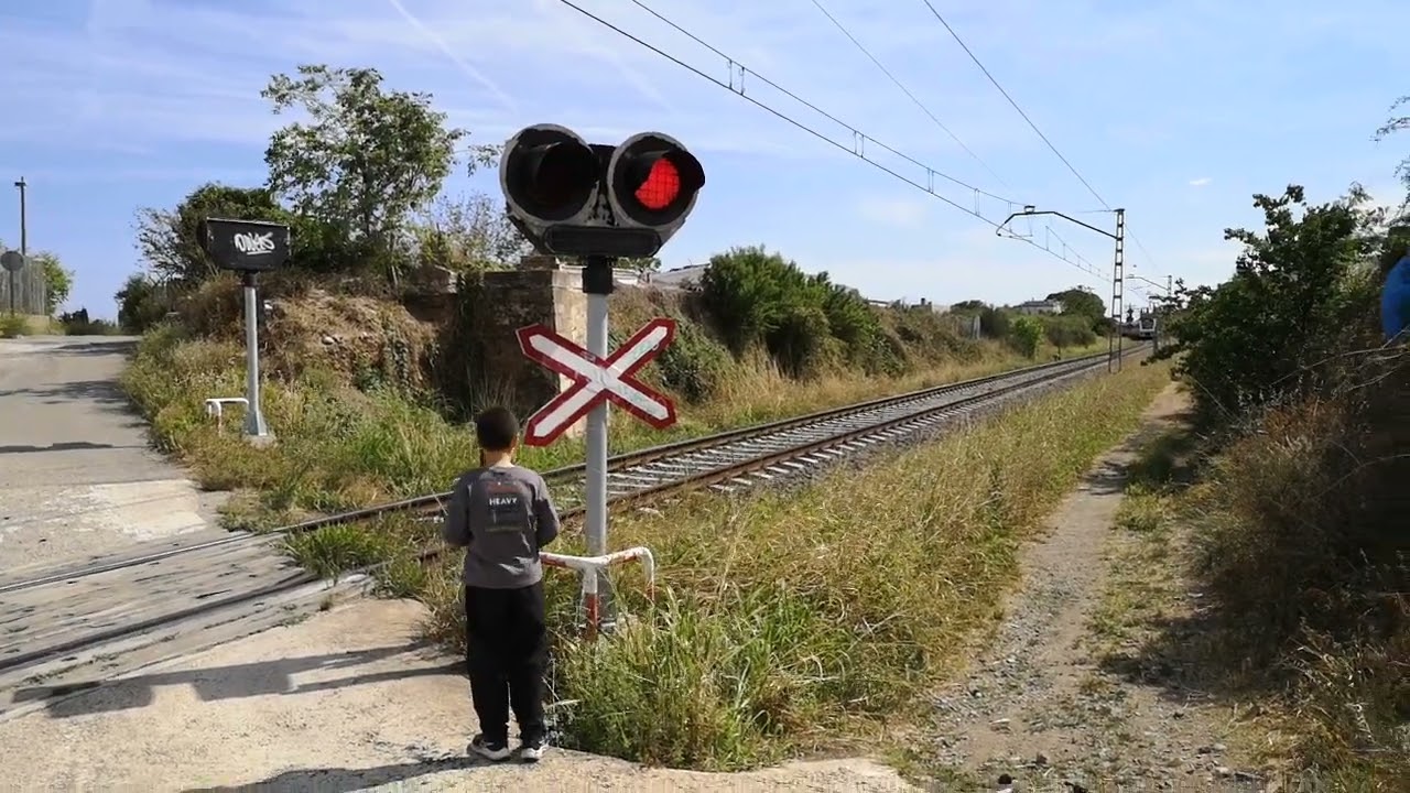 Paso a nivel sin barreras Railroad Crossing Railroad Level La Selva del Camp
