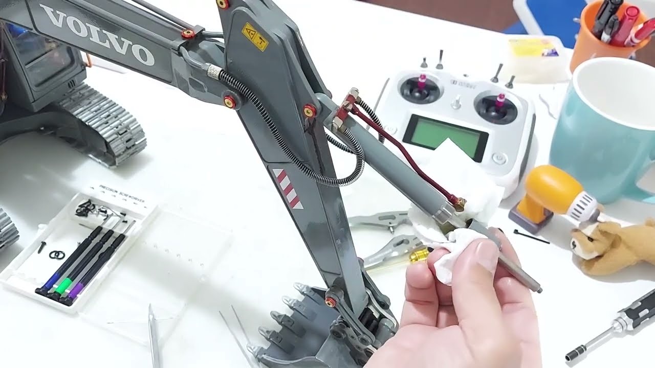 RC.(不藏私教學）如何更換O-ring，雙鷹VOLVO EC160E，要看到最後喲！玩液壓挖土機必學，解決因為O環損壞發生漏油的問題，喜歡記得幫我按讚支持一下^^