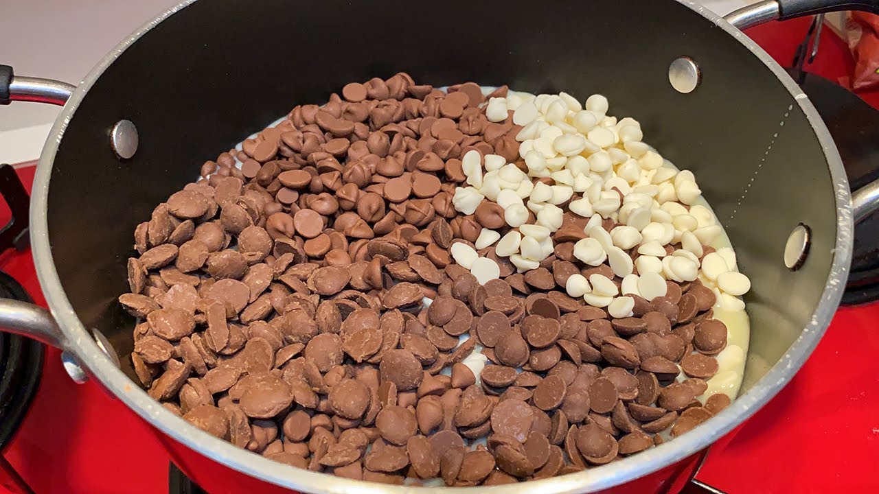 FIZ UM MEGA BRIGADEIRO COM TODAS AS GOTAS DE CHOCOLATE DO MERCADO! (ficou o melhor de todos?)