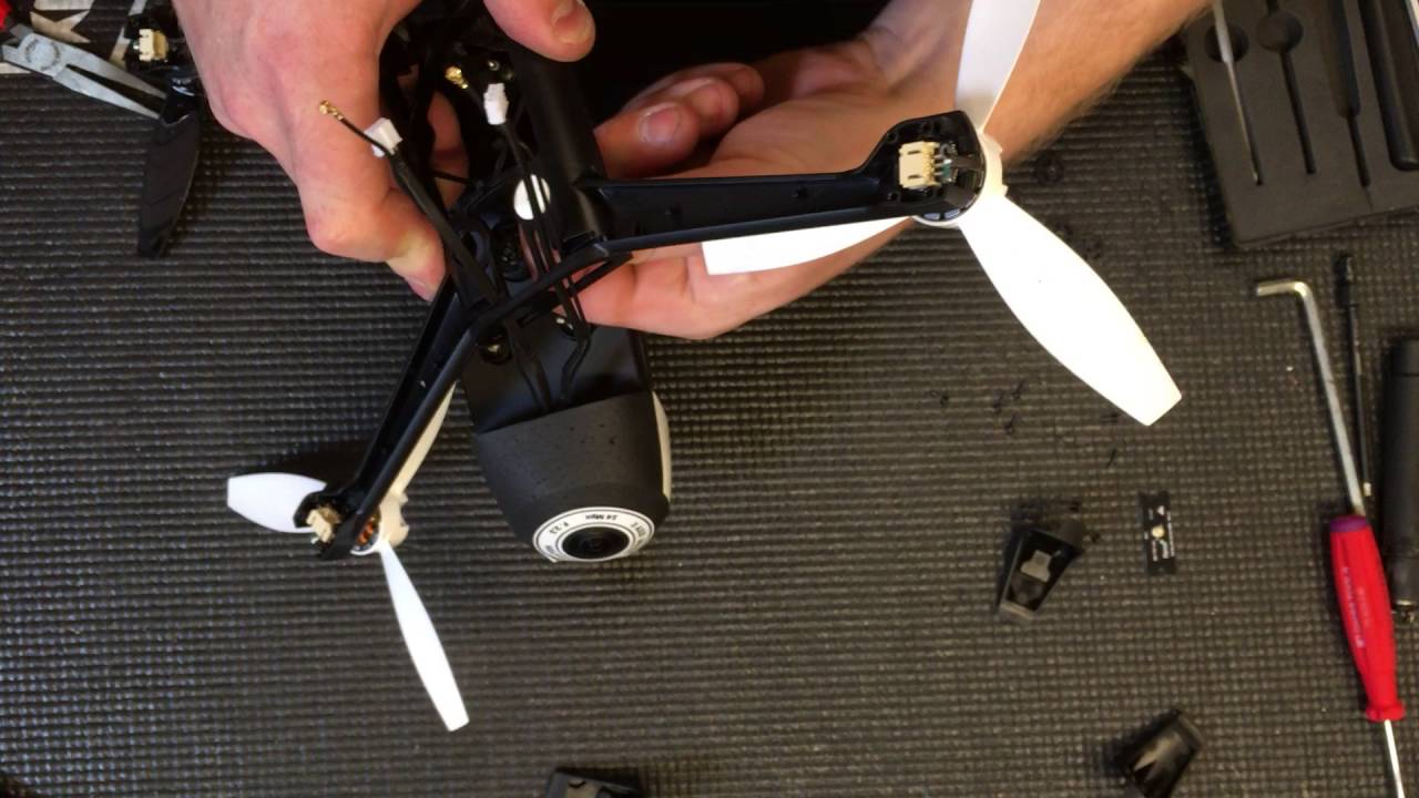 Reparation af Drone: Skift af central cross - Bebop 2 fra Parrot - Morfars.dk