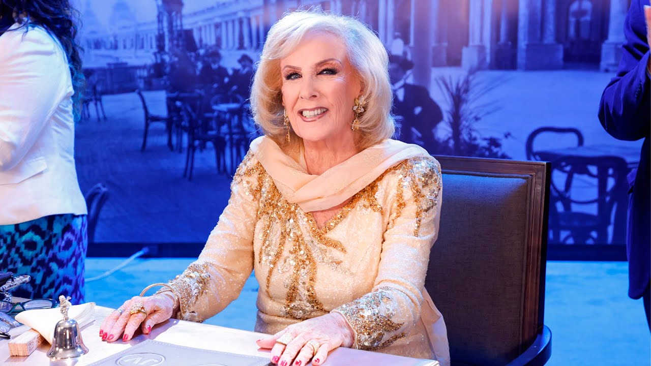 Mirtha eligió un impresionante Cosano con cristales y oro para su #mesaza en Mar del Plata