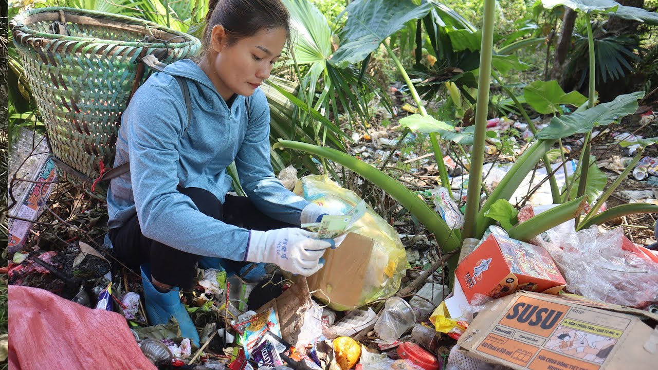 Poor single mother was lucky enough to pick up some money in the garbage dump